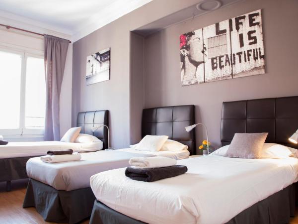 Wow Hostel Barcelona : photo 5 de la chambre chambre triple avec 3 lits simples et salle de bains privative
