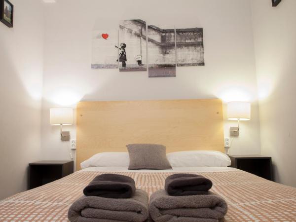 Wow Hostel Barcelona : photo 2 de la chambre petite chambre double avec salle de bains commune