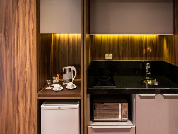 Mercure Curitiba Batel : photo 3 de la chambre appartement exécutif avec lit king-size et cuisine