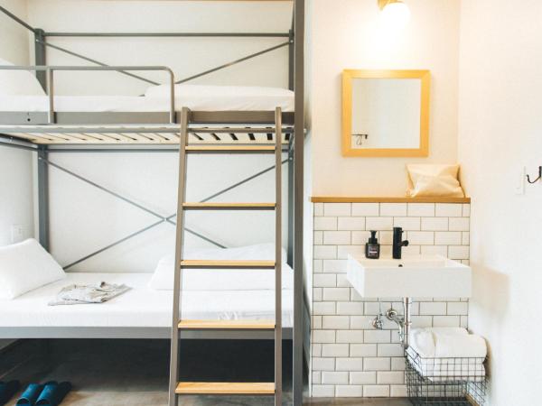 Hotel Noum OSAKA : photo 2 de la chambre chambre lits jumeaux avec lits superposés et salle de bains commune