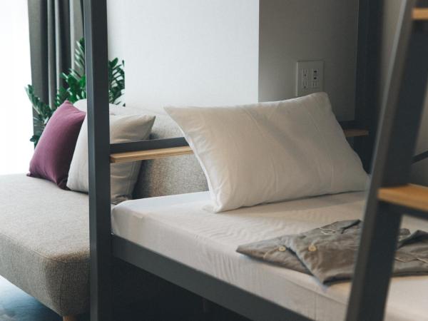 Hotel Noum OSAKA : photo 6 de la chambre chambre lits jumeaux avec lits superposés et salle de bains commune