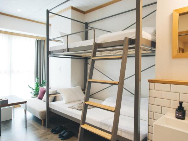 Hotel Noum OSAKA : photo 3 de la chambre chambre lits jumeaux avec lits superposés et salle de bains commune