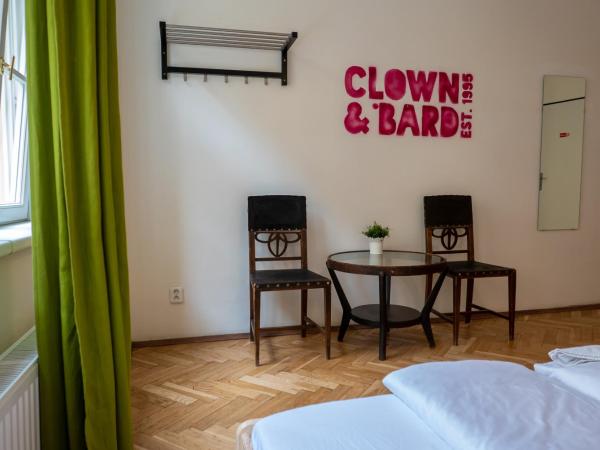 Clown and Bard Hostel : photo 6 de la chambre chambre double ou lits jumeaux avec salle de bains privative