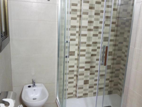 Hotel Iris : photo 5 de la chambre chambre familiale (6 adultes)