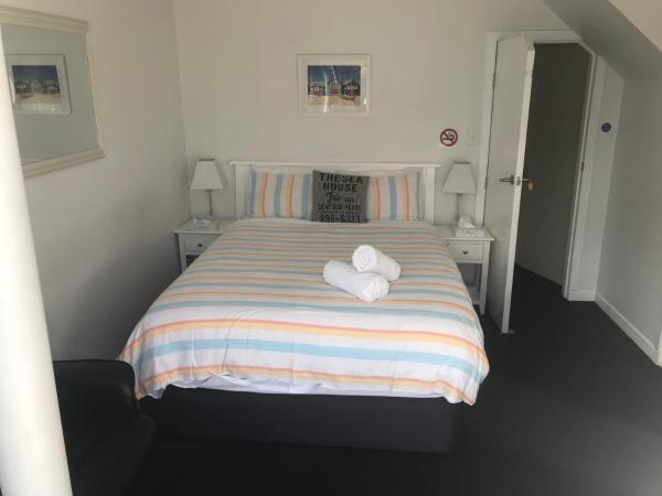 Sandy Feet Accommodation : photo 5 de la chambre chambre lit queen-size avec balcon
