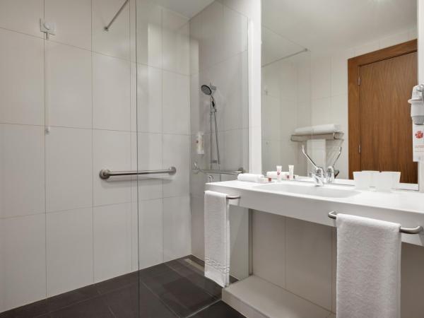 Ramada by Wyndham Lisbon : photo 3 de la chambre chambre lit queen-size pour personnes à mobilité réduite - non-fumeurs - vue sur ville