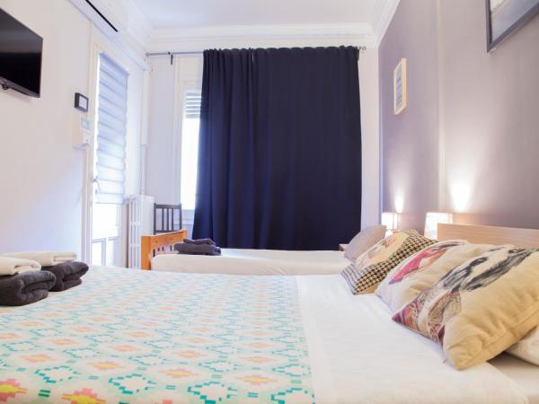 Wow Hostel Barcelona : photo 8 de la chambre chambre triple avec salle de bains privative