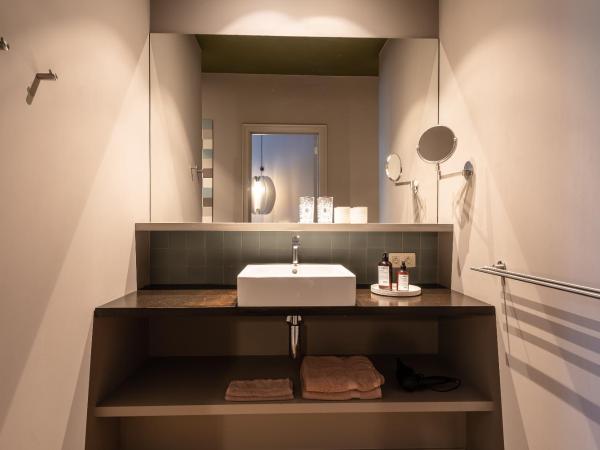 Zakske13 - Design Boutique B&B in Bruges city centre : photo 8 de la chambre chambre double - vue sur jardin