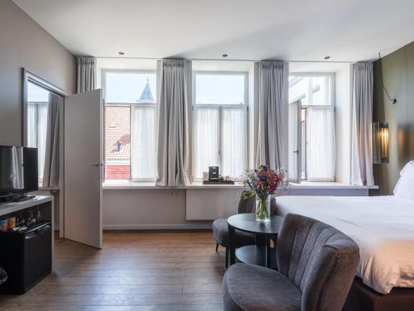 Zakske13 - Design Boutique B&B in Bruges city centre : photo 4 de la chambre chambre lit king-size - vue sur jardin