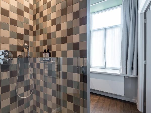 Zakske13 - Design Boutique B&B in Bruges city centre : photo 9 de la chambre chambre lit king-size - vue sur jardin