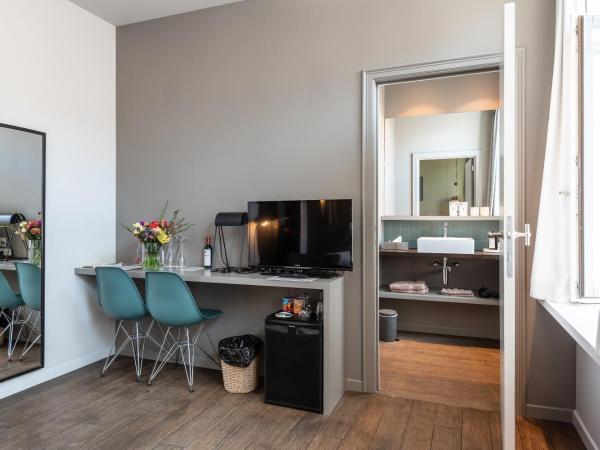 Zakske13 - Design Boutique B&B in Bruges city centre : photo 8 de la chambre chambre lit king-size - vue sur jardin