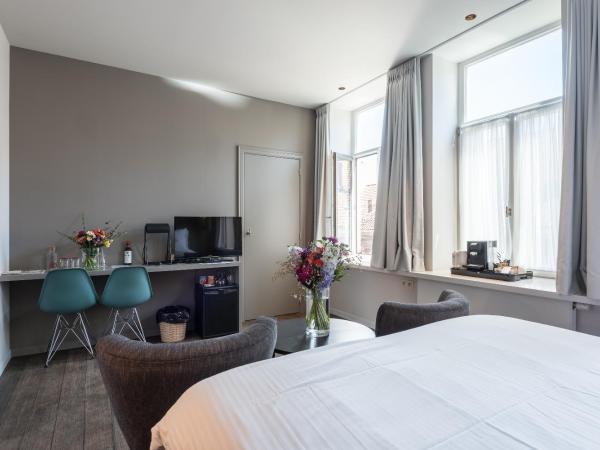 Zakske13 - Design Boutique B&B in Bruges city centre : photo 10 de la chambre chambre lit king-size - vue sur jardin