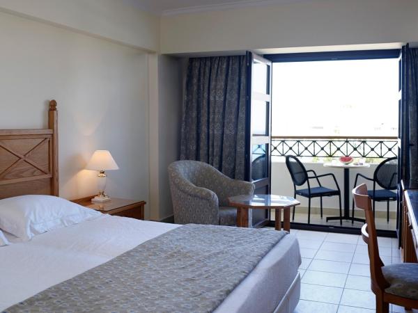 Mitsis Petit Palais : photo 2 de la chambre hébergement lits jumeaux - vue sur mer