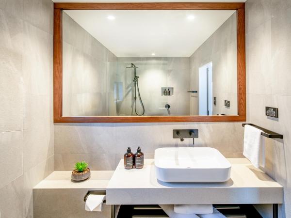 Kamana Lakehouse : photo 7 de la chambre chambre lits jumeaux avec 2 lits queen-size - kamana - vue sur cour