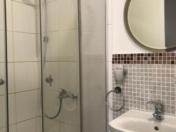 Pension Haus Baron 1 Neckarau : photo 1 de la chambre chambre quadruple avec salle de bains privative