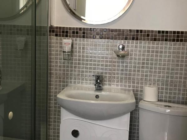 Pension Haus Baron 1 Neckarau : photo 2 de la chambre chambre quadruple avec salle de bains privative