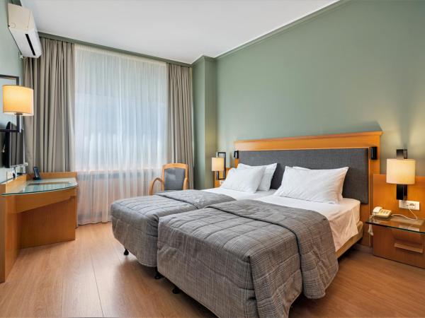 Plaka Hotel : photo 3 de la chambre chambre familiale avec porte communicante

