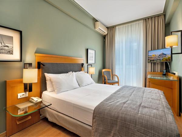 Plaka Hotel : photo 2 de la chambre chambre familiale avec porte communicante

