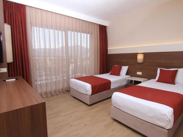 Sunway club otel : photo 4 de la chambre chambre triple - vue sur mer