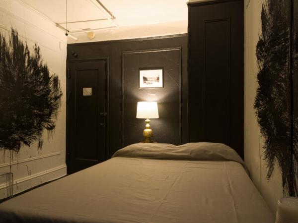 Carlton Arms Hotel : photo 5 de la chambre chambre double avec salle de bains commune