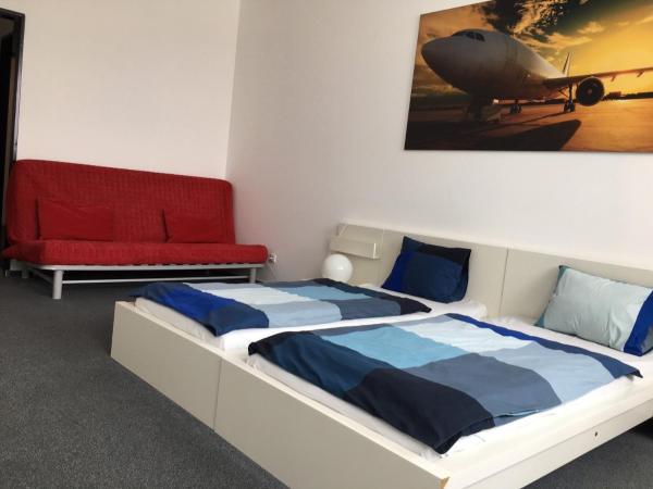 AeroRooms : photo 2 de la chambre chambre triple - accessible uniquement depuis la zone de transit - terminal 1