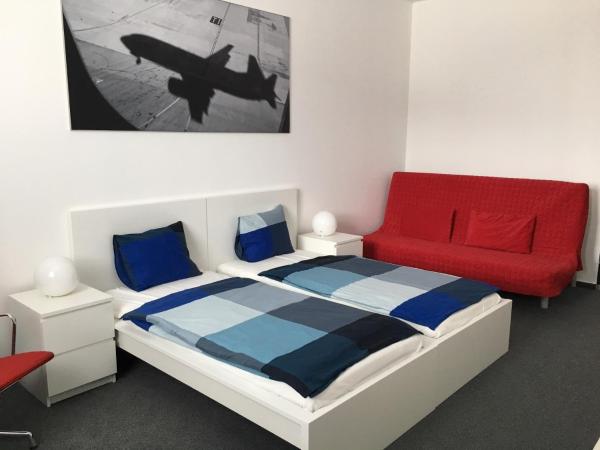 AeroRooms : photo 1 de la chambre chambre triple - accessible depuis la zone commune