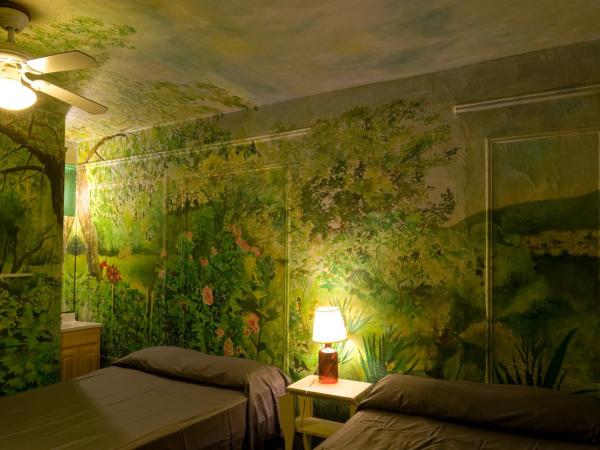 Carlton Arms Hotel : photo 4 de la chambre chambre triple avec salle de bains privative