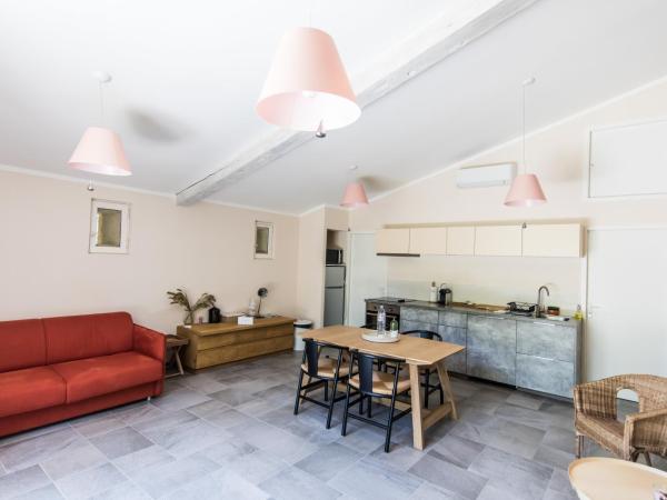 Bastide Saint Jérôme : photo 4 de la chambre appartement - vue sur piscine