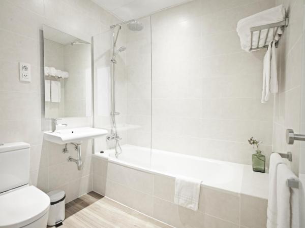 Som Nit Born : photo 9 de la chambre chambre familiale avec balcon