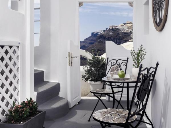 Hotel Thireas : photo 2 de la chambre chambre double grotte avec terrasse commune
