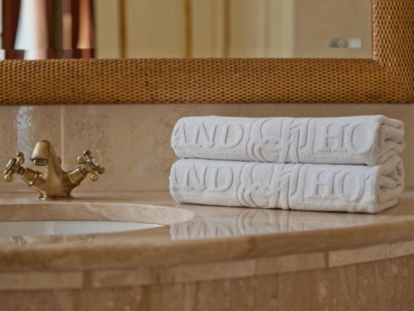 Grand Premium Booking Hotel : photo 2 de la chambre suite palace