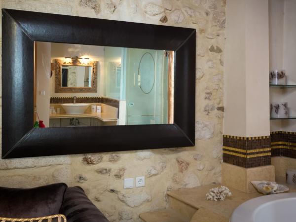 Avli Lounge Apartments : photo 7 de la chambre suite penthouse avec baignoire spa