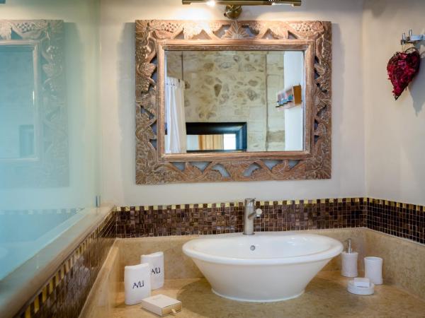 Avli Lounge Apartments : photo 8 de la chambre suite penthouse avec baignoire spa