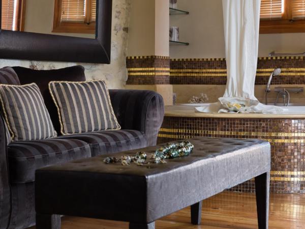 Avli Lounge Apartments : photo 9 de la chambre suite penthouse avec baignoire spa