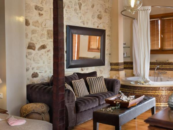 Avli Lounge Apartments : photo 10 de la chambre suite penthouse avec baignoire spa