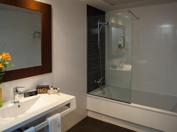 TaCH Madrid Airport : photo 3 de la chambre chambre triple avec baignoire
