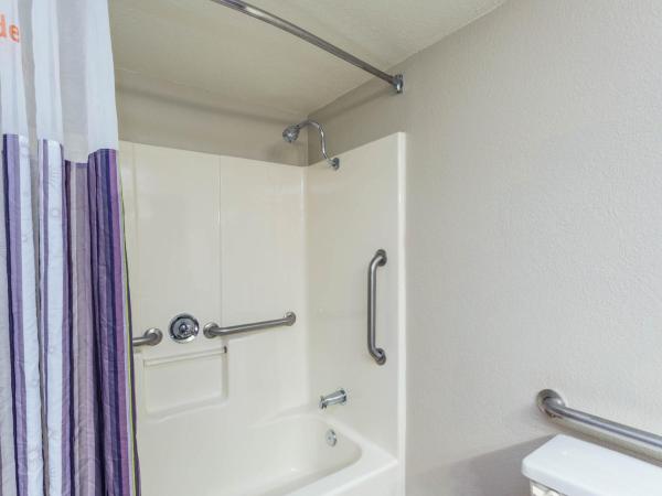 La Quinta by Wyndham Orlando Universal area : photo 4 de la chambre chambre lit king-size avec douche accessible en fauteuil roulant - adaptée aux personnes malentendantes/à mobilité réduite - non-fumeurs