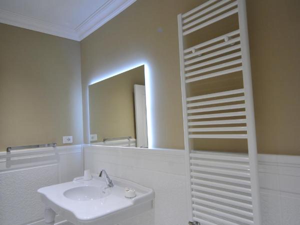 B&B Palazzo San Michele : photo 8 de la chambre chambre double ou lits jumeaux supérieure avec vue sur ville