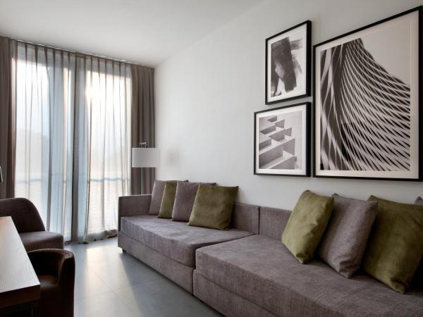 J Hotel : photo 4 de la chambre suite familiale