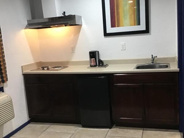 Budget Inn & Suites : photo 6 de la chambre chambre triple deluxe