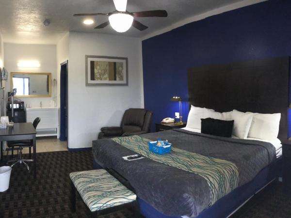 Budget Inn & Suites : photo 4 de la chambre suite deluxe avec lit king-size