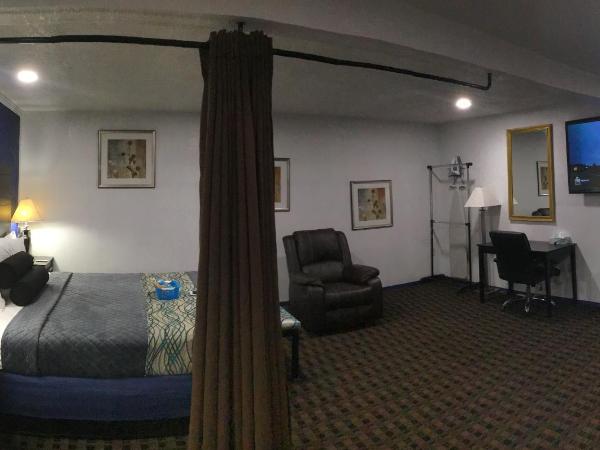 Budget Inn & Suites : photo 9 de la chambre suite lit king-size avec baignoire spa