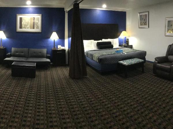 Budget Inn & Suites : photo 8 de la chambre suite lit king-size avec baignoire spa