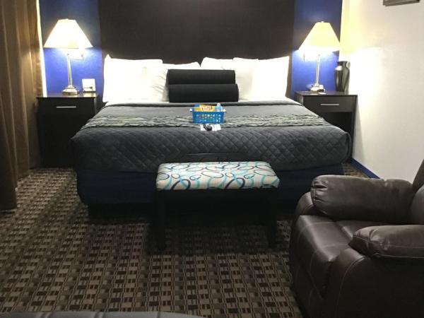 Budget Inn & Suites : photo 4 de la chambre suite lit king-size avec baignoire spa