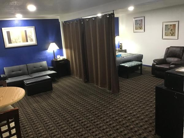 Budget Inn & Suites : photo 5 de la chambre suite lit king-size avec baignoire spa