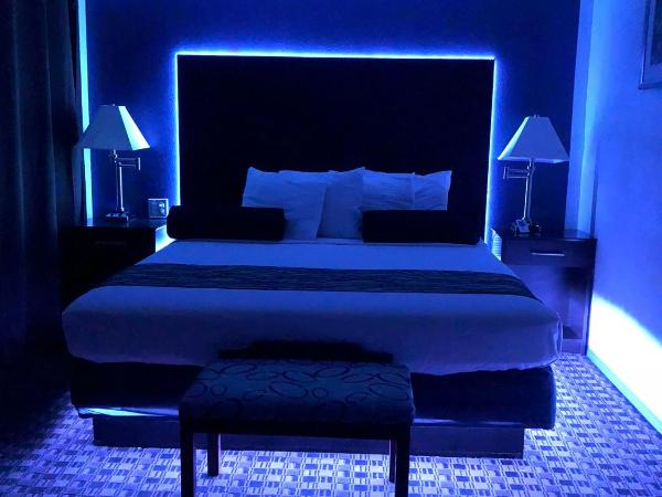 Budget Inn & Suites : photo 1 de la chambre suite lit king-size avec baignoire spa