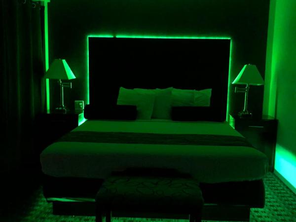 Budget Inn & Suites : photo 3 de la chambre suite lit king-size avec baignoire spa