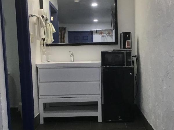 Budget Inn & Suites : photo 5 de la chambre suite lit queen-size deluxe