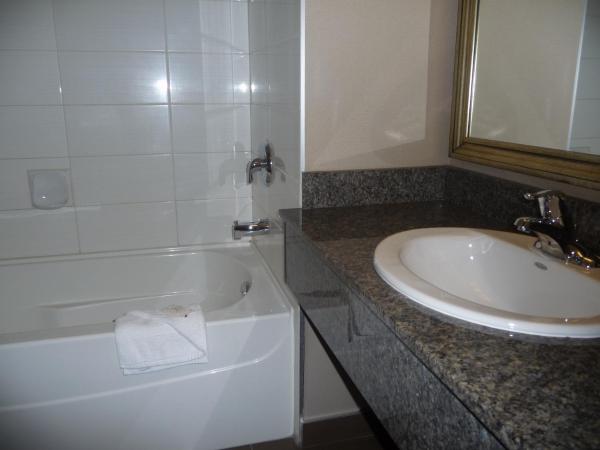 Ramada by Wyndham Kamloops : photo 4 de la chambre suite studio lit king-size - non-fumeurs