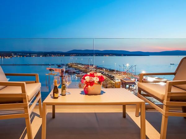 Luxury Hotel Riva : photo 7 de la chambre suite junior avec balcon - vue sur mer